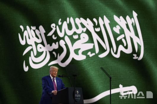 [리야드=AP/뉴시스] 도널드 트럼프 미국 대통령이 13일(현지 시간) 사우디아라비아 리야드의 압둘아지즈 국왕 국제회의센터에서 열린 양국 투자 포럼에 참석해 발언하고 있다. 2025.05.14.