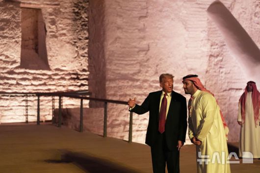 [리야드=AP/뉴시스] 도널드 트럼프(왼쪽) 미국 대통령과 무함마드 빈 살만 사우디아라비아 왕세자가 13일(현지시각) 유네스코 세계문화유산인 세계 최대 진흙 벽돌 도시 '앗 투라이프' 지역을 둘러보고 있다. 2025.05.19.