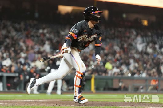 [샌프란시스코=AP/뉴시스] 샌프란시스코 자이언츠의 이정후가 13일(현지 시간) 미 캘리포니아주 샌프란시스코의 오라클 파크에서 열린 2025 메이저리그 애리조나 다이아몬드백스와의 경기 8회 말 3점 홈런(시즌 5호)을 친 후 타구를 바라보고 있다. 이정후는 5타수 2안타(1홈런) 3타점 1득점 1볼넷으로 활약했고 팀은 10-6으로 승리했다. 2025.05.14.