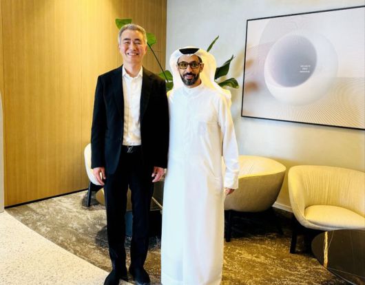 [서울=뉴시스] 넥써쓰는 장현국 대표(왼쪽)가 14일 아랍에미리트(UAE) 두바이 DMCC를 방문해 게임·블록체인 글로벌 확장을 위한 전략적 협력 방안을 논의했다고 밝혔다. 장 대표와 아흐메드 DMCC 회장이 만난 모습 (사진=넥써쓰 제공) *재판매 및 DB 금지