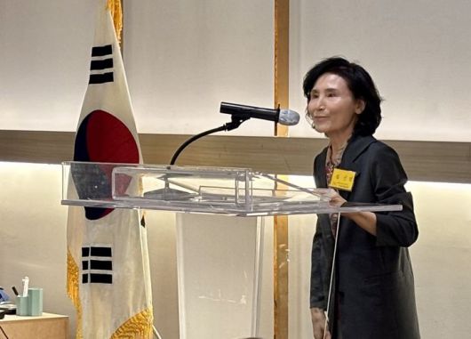 [서울=뉴시스] 조성봉 기자 = 김문수 국민의힘 대선후보의 부인 설난영 여사가 14일 서울 강남구 더 리버사이트 호텔 루비홀에서 열린 (사)대한민국을 생각하는 호남미래포럼 조찬포럼에 참석해 인사말을 하고 있다.(사진=독자제공) 2025.05.14. photo@newsis.com  *재판매 및 DB 금지