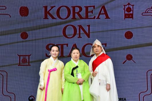[오사카=뉴시스] 14일 오후 '2025 오사카·간사이 엑스포'에 마련된 페스티벌 스테이션에서 열린 '코리아 온 스테이지 예인(Ye-In) : Soul of Life'에 참여한 '거문고산조' 보유자 이재화(왼쪽부터) 국가무형유산 '판소리' 보유자 신영희, 국가무형유산 '승무' 보유자 채상묵 (사진=국가유산청 제공) 2025.05.15. photo@newsis.com *재판매 및 DB 금지