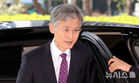 [서울=뉴시스] 추상철 기자 = 조희대 대법원장이 14일 오전 서울 서초구 대법원으로 출근하고 있다. 이날 조희대 대법원장과 대법관 등은  국회 법제사법위원회의 '조희대 대법원장 등 사법부의 대선개입 의혹 진상규명 청문회'에 증인으로 채택 됐으나 불출석 사유서를 제출했다. 2025.05.14. scchoo@newsis.com