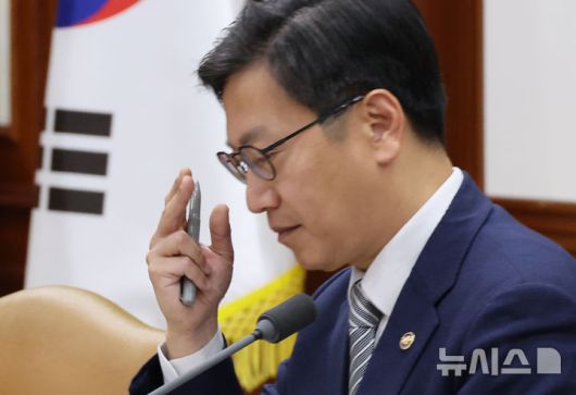 [서울=뉴시스] 김명원 기자 = 사진은 김범석 기획재정부 장관 직무대행 1차관이 지난 14일 오전 서울 종로구 정부서울청사에서 열린 경제관계장관회의 겸 산업경쟁력강화 관계장관회의에 참석해 안경을 고쳐쓰고 있는 모습. 2025.05.14. kmx1105@newsis.com