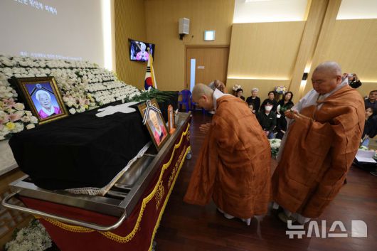 [용인=뉴시스] 김종택 기자 = 일본군 위안부 피해자 고(故) 이옥선 할머니의 발인식이 14일 경기 용인시 쉴낙원 경기장례식장에서 엄수되고 있다. 나눔의 집에서 거주하던 이 할머니는 지난 11일 향년 97세로 별세했다. 정부에 등록된 일본군 위안부 피해자 240명 중 생존자는 6명만 남았다. (공동취재) 2025.05.14. photo@newsis.com