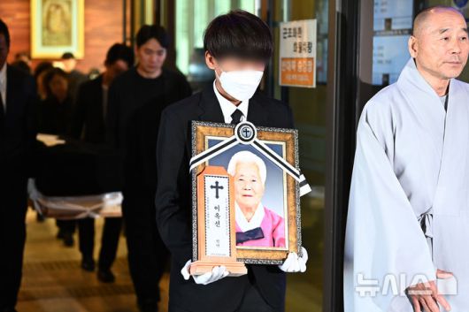 [용인=뉴시스] 김종택 기자 = 일본군 위안부 피해자 고(故) 이옥선 할머니의 발인식이 14일 경기 용인시 쉴낙원 경기장례식장에서 엄수되고 있다. 나눔의 집에서 거주하던 이 할머니는 지난 11일 향년 97세로 별세했다. 정부에 등록된 일본군 위안부 피해자 240명 중 생존자는 6명만 남았다. 2025.05.14. jtk@newsis.com