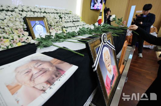 [용인=뉴시스] 김종택 기자 = 일본군 위안부 피해자 고(故) 이옥선 할머니의 발인식이 14일 경기 용인시 쉴낙원 경기장례식장에서 엄수되고 있다. 나눔의 집에서 거주하던 이 할머니는 지난 11일 향년 97세로 별세했다. 정부에 등록된 일본군 위안부 피해자 240명 중 생존자는 6명만 남았다. (공동취재) 2025.05.14. photo@newsis.com