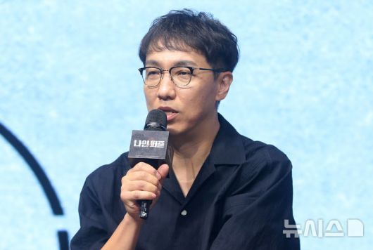 [서울=뉴시스] 김혜진 기자 = 윤종빈 감독이 14일 오전 서울 종로구 JW메리어트 동대문에서 열린 디즈니+ 오리지널 시리즈 '나인 퍼즐' 제작발표회에서 인사말을 하고 있다. 2025.05.14. jini@newsis.com