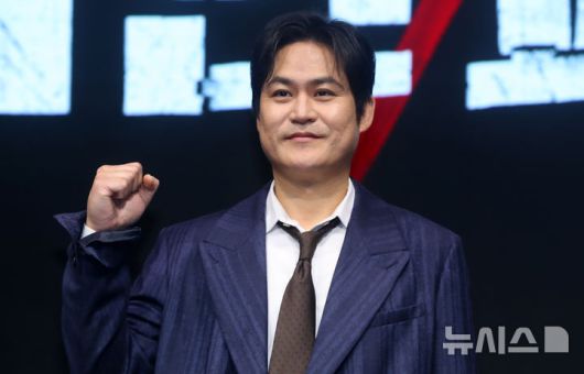 [서울=뉴시스] 김혜진 기자 = 배우 김성균이 14일 오전 서울 종로구 JW메리어트 동대문에서 열린 디즈니+ 오리지널 시리즈 '나인 퍼즐' 제작발표회에서 포즈를 취하고 있다. 2025.05.14. jini@newsis.com