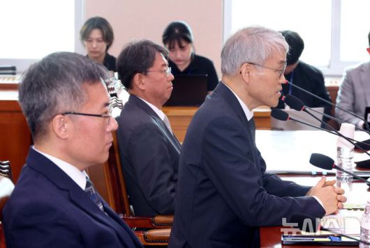 [서울=뉴시스] 조성봉 기자 = 천대엽 법원행정처장이 14일 오전 서울 여의도 국회 법제사법위원회에서 열린 조희대 대법원장 등 사법부의 대선개입 의혹 진상규명 청문회에서 의원의 질의에 답변하고 있다. 왼쪽부터 김석우 법무부 차관, 천 법원행정처장, 김정원 헌법재판소 사무처장. 2025.05.14. suncho21@newsis.com