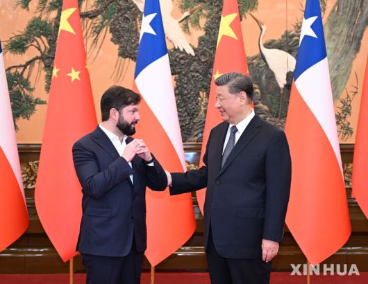 [베이징=신화/뉴시스] 시진핑 중국 국가주석이 14일 중국 베이징 인민대회당에서 가브리엘 보리치 칠레 대통령과 회담을 위해 만남을 갖고 있다. 2025.05.14