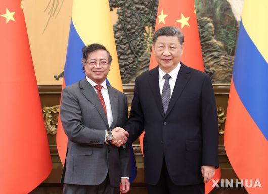 [베이징=신화/뉴시스] 시진핑 중국 국가주석이 14일 중국 베이징 인민대회당에서 구스타보 페트로 콜롬비아 대통령과 회담하면서 악수하고 있다. 2025.05.14