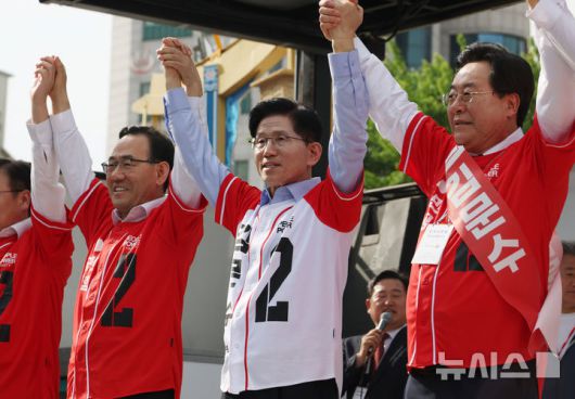 [밀양=뉴시스] 고승민 기자 = 김문수 국민의힘 대선 후보가 14일 경남 밀양 내일동 밀양관아 앞을 찾아 유세를 하고 있다. 2025.05.14. kkssmm99@newsis.com