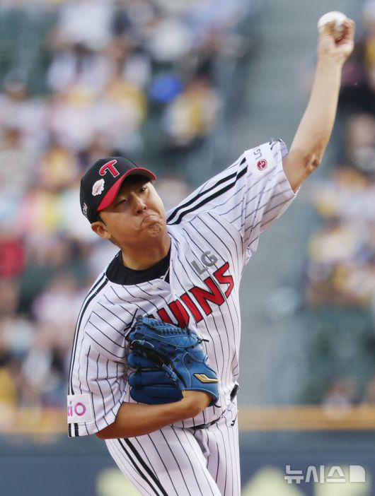 [서울=뉴시스] 조수정 기자 = 14일 서울 송파구 잠실야구장에서 열린 2025 KBO리그 LG 트윈스와 키움 히어로즈 경기, 1회초 LG 선발 송승기가 역투하고 있다. 2025.05.14. chocrystal@newsis.com