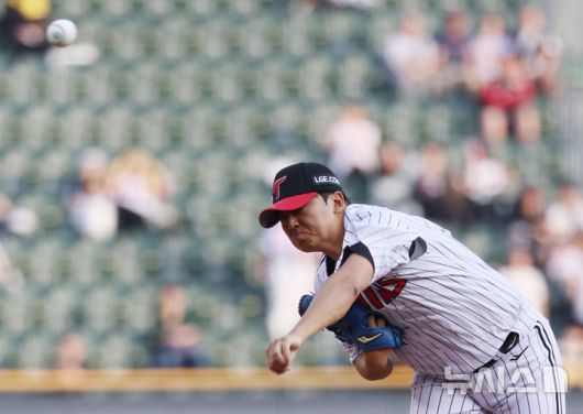 [서울=뉴시스] 조수정 기자 = 14일 서울 송파구 잠실야구장에서 열린 2025 KBO리그 LG 트윈스와 키움 히어로즈 경기, 1회초 LG 선발 송승기가 역투하고 있다. 2025.05.14. chocrystal@newsis.com