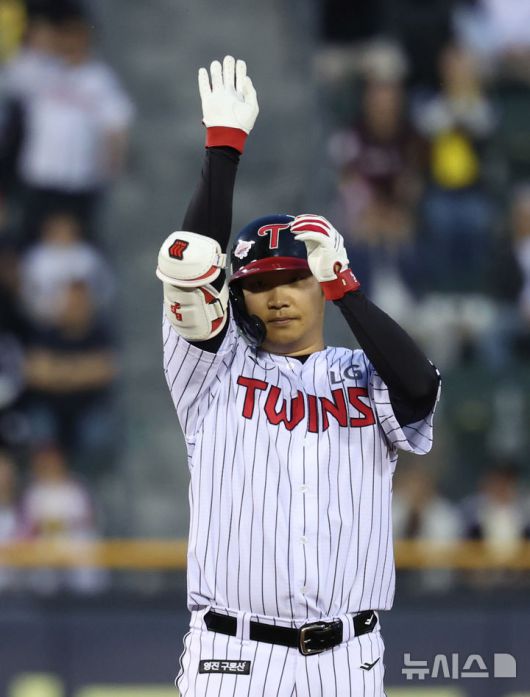 [서울=뉴시스] 조수정 기자 = 14일 서울 송파구 잠실야구장에서 열린 2025 KBO리그 LG 트윈스와 키움 히어로즈 경기, 3회말 1사2루 LG 문보경이 적시 2루타를 날린뒤 세리머니 하고 있다. 2025.05.14. chocrystal@newsis.com