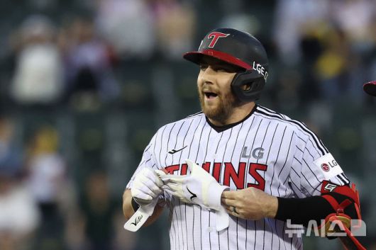 [서울=뉴시스] 조수정 기자 = 14일 서울 송파구 잠실야구장에서 열린 2025 KBO리그 LG 트윈스와 키움 히어로즈 경기, LG 오스틴이 3회말 1사3루 땅볼로 출루, 수비실책으로 2루까지 진루해 포효하고 있다. 2025.05.14. chocrystal@newsis.com