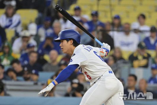 [로스앤젤레스=AP/뉴시스] LA 다저스의 김혜성이 14일(현지 시간) 미 캘리포니아주 로스앤젤레스의 다저스타디움에서 열린 2025 메이저리그 오클랜드 애슬레틱스와의 경기 2회 말 내야 안타를 치고 있다. 2025.05.15.