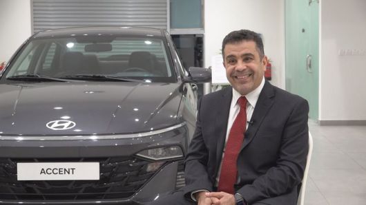 [제다(사우디아라비아)=뉴시스] 14일(현지시간) 사우디아라비아 제다국제공항 인근에 있는 현대차 매장에서 현지 딜러사인 현대나기모터스의 타마르 알 하킴 총괄 부대표가 사우디 자동차 시장 현황에 대해 설명하고 있다. (사진=현대차 제공) 2025.05.15 photo@newsis.com *재판매 및 DB 금지