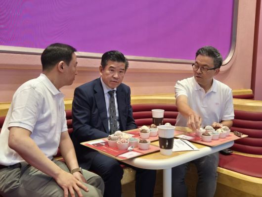 허희수(왼쪽부터) SPC 부사장과 제임스 킴 암참 회장과 김대일 섹타나인 대표가 배스킨라빈스 청담점에서 대화를 나누고 있다. (사진=동효정 기자) 2025.05.15. vivid@newsis.com  *재판매 및 DB 금지