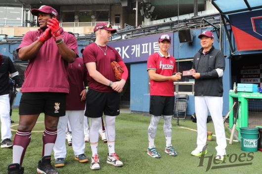[서울=뉴시스] 키움 히어로즈 선수단이 15일 2025 신한 쏠뱅크 KBO리그 LG 트윈스와의 경기를 앞두고 스승의날을 맞아 홍원기 감독(오른쪽)에게 선물을 전달하고 있다. (사진=키움 히어로즈 제공) 2025.05.15. *재판매 및 DB 금지