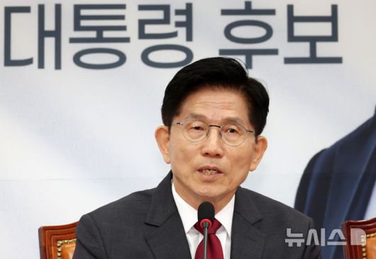 [서울=뉴시스] 조성우 기자 = 김문수 국민의힘 대선후보가 15일 오전 서울 여의도 국회에서 열린 중앙선대위 회의 및 중앙선대위 임명장 수여식에서 발언하고 있다. 2025.05.15. xconfind@newsis.com
