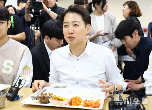 [서울=뉴시스] 황준선 기자 = 이준석 개혁신당 대통령선거 후보가 15일 서울 서초구 서울교육대학교를 찾아 학생들과 식사하며 대화를 하고 있다. 2025.05.15. hwang@newsis.com