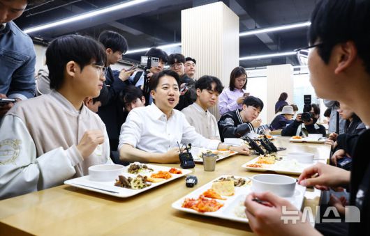 [서울=뉴시스] 황준선 기자 = 이준석 개혁신당 대통령선거 후보가 15일 서울 서초구 서울교육대학교를 찾아 학생들과 식사하며 대화를 하고 있다. 2025.05.15. hwang@newsis.com