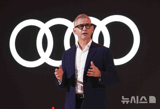 [김포=뉴시스] 김근수 기자 = 스티브 클로티 아우디코리아 사장이 15일 경기 김포시 아우디 에어로피스에서 열린 아우디 익스피리언스 더 뉴 아우디 A5 프리뷰에서 차량 소개를 하고 있다. 2025.05.15. ks@newsis.com