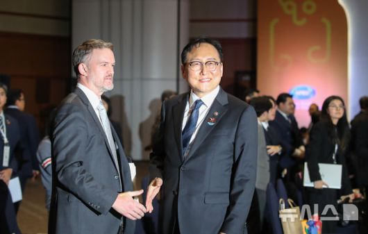[서귀포=뉴시스] 우장호 기자 = 정인교 산업통상자원부 통상교섭본부장과 제이미슨 그리어(왼쪽) 무역대표부(USTR) 대표가 15일 오후 서귀포 제주국제컨벤션센터(ICC)에서 아시아태평양경제협력체(APEC) 통상장관회의장에서 만나 인사를 나누고 있다.이번 APEC 통상장관회의에는 회원국인 21개국 통상장관들과 경제협력개발기구(OECD), 세계무역기구(WTO) 등 국제기구 관계자들이 참석한다. 2025.05.15. woo1223@newsis.com