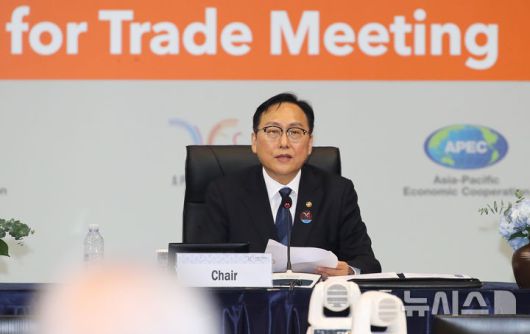 [제주=뉴시스] 우장호 기자 = 정인교 산업통상자원부 통상교섭본부장이 15일 오후 서귀포 제주국제컨벤션센터(ICC)에서 열린 아시아태평양경제협력체(APEC) 통상장관회의에서 개회사를 하고 있다. 이번 APEC 통상장관회의에는 회원국인 21개국 통상장관들과 경제협력개발기구(OECD), 세계무역기구(WTO) 등 국제기구 관계자들이 참석한다. 2025.05.15. woo1223@newsis.com