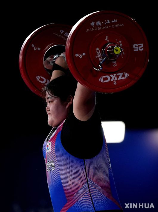 [장산=신화/뉴시스] 박혜정이 15일(현지 시간) 중국 저장성 장산에서 열린 2025 아시아역도선수권대회 여자 87㎏ 이상급 경기를 펼치고 있다. 박혜정은 인상 125㎏, 용상 160㎏, 합계 285㎏을 들어 올려 합계 2위(인상 2위, 용상 3위)를 기록했다. 아시아역도선수권은 인상, 용상, 합계 세 부문에서 각각 메달이 수여돼 박혜정은 은메달 2개, 동메달 1개를 수확했다.  2025.05.16.