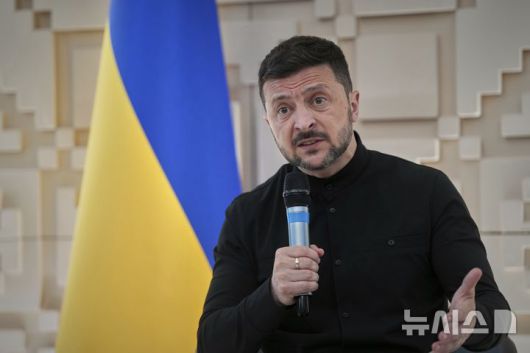 [앙카라=AP/ 뉴시스] 볼로디미르 젤렌스키 우크라이나 대통령은 21일(현지 시간) "우크라이나 전체는 우리 것"이라는 블라디미르 푸틴 러시아 대통령의 주장과 관련 도널드 트럼프 미국 대통령의 대응을 요구하고 나섰다. 사진은 젤렌스키 대통령이 지난 5월 15일 튀르키예 앙카라 주재 우크라이나 대사관에서 기자회견하고 있는 모습. 2025.06.22.