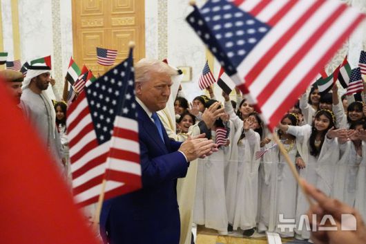 [아부다비=AP/뉴시스] 중동을 순방 중인 도널드 트럼프 미국 대통령이 15일(현지 시간) 아랍에미리트(UAE) 아부다비의 카스르 알 와탄궁에 도착하고 있다. 2025.05.16.