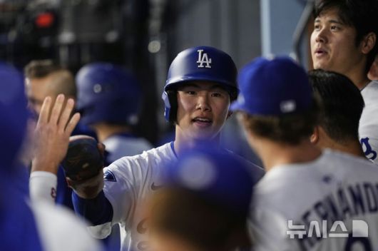 [로스앤젤레스=AP/뉴시스] LA 다저스의 김혜성(가운데)이 지난 15일(현지 시간) 미 캘리포니아주 로스앤젤레스의 다저스타디움에서 열린 2025 메이저리그 오클랜드 애슬레틱스와의 경기 2회 말 득점 후 더그아웃으로 들어오고 있다. 김혜성이 2타수 2안타 1타점 3득점 1볼넷 1도루로 활약하는 가운데 다저스는 5회 초 현재 15-2로 크게 앞서고 있다. 2025.05.16.