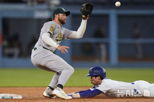 [로스앤젤레스=AP/뉴시스] LA 다저스의 김혜성(오른쪽)이 지난 15일(현지 시간) 미 캘리포니아주 로스앤젤레스의 다저스타디움에서 열린 2025 메이저리그 오클랜드 애슬레틱스와의 경기 2회 말 우전 안타 진루 후 2루를 훔치고 있다. 김혜성이 2타수 2안타 1타점 3득점 1볼넷 1도루로 활약하는 가운데 다저스는 5회 초 현재 15-2로 크게 앞서고 있다. 2025.05.16.