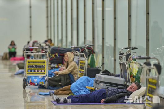 [마드리드=AP/뉴시스] 15일(현지 시간) 스페인 마드리드의 아돌포 수아레스 마드리드-바라하스 공항 4터미널 바닥에서 사람들이 잠을 자고 있다. 공항 당국은 터미널 내에 증가하는 노숙자 문제로 일부 시간대에 탑승권이 없는 사람들의 출입을 제한할 것으로 전해졌다. 2025.05.16.