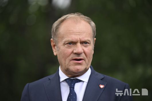 [티라나=AP/뉴시스] 우크라이나의 에너지 관련 대규모 부패 스캔들이 심화되자 우크라이나를 지원해온 폴란드도 압박하고 나섰다. 사진은 투스크가 지난 5월 16일 총리가 알바니아 티라나에서 기자들에게 발언하고 있다. (사진=뉴시스DB)