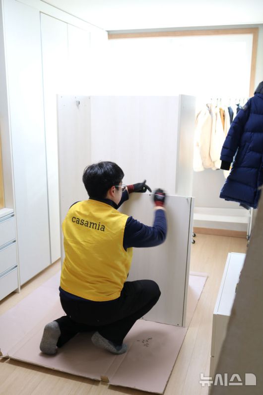 [서울=뉴시스] 신세계까사 희망 드림 가구 지원 활동 일환으로 까사미아 배송 기사들이 보육 시설에 기부 가구를 배송·설치하고 있다. (사진= 신세계까사 제공)