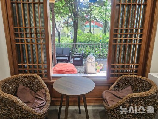 [서울=뉴시스]조기용 수습기자=13일 방문한 서울 남산 충정사. 법당 1층 반려견도 함께 출입할 수 있는 카페가 마련돼 있다. excuseme@newsis.com