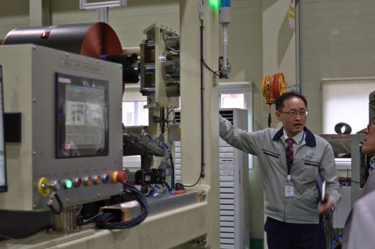 고강호 엠플러스 기술연구소장 전무이사가 공장 내 장비에 대해 소개하고 있다. (사진=엠플러스) *재판매 및 DB 금지