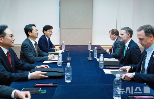 [세종=뉴시스]안덕근 산업통상자원부 장관은 16일 제주 서귀포시 제주국제컨벤션센터(ICC)에서 제이미슨 그리어(Jamieson Greer) 미국 무역대표부(USTR) 대표와 면담을 통해 지난 1일 개최된 기술협의 경과를 점검하고 이에 대한 양국 입장을 교환했다.(사진=산업부 제공)