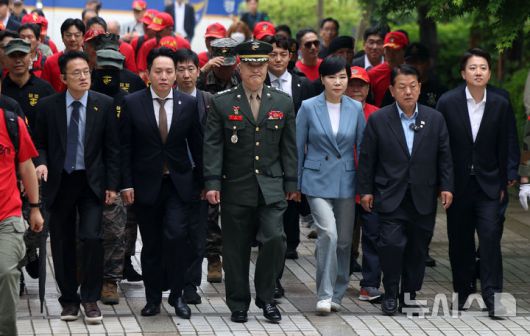 [서울=뉴시스] 김선웅 기자 = 박정훈 해병대 대령이 16일 서울 서초구 서울고등법원에서 열린 채상병 사건 관련 항소심 2차 공판준비기일에 출석하고 있다.왼쪽부터 더불어민주당 박주민 의원, 임태훈 군인권센터 소장, 박 대령, 더불어민주당 전현희, 김병주 의원, 이준석 개혁신당 대통령선거 후보. 2025.05.16. mangusta@newsis.com