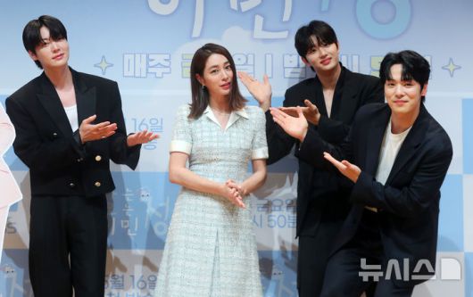 [서울=뉴시스] 김혜진 기자 = 배우 안재현(왼쪽부터), 이민정, 김정현, 김재원이 16일 오전 서울 영등포구 KBS에서 열린 KBS2 새 예능 프로그램 '가는정 오는정 이민정' 제작발표회에서 포즈를 취하고 있다. 2025.05.16. jini@newsis.com