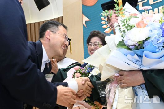 [광쥬=뉴시스] 이영주 기자 = 김상욱 국회의원이 16일 오후 광주 북구 전남대학교에서 열린 우원식 국회의장 명예박사 학위수여식에서 우 의장에게 꽃다발을 건네며 축하를 전하고 있다. 2025.04.16. leeyj2578@newsis.com