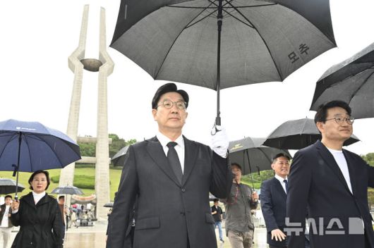 [광주=뉴시스] 박기웅 기자 = 권성동 국민의힘 공동선대위원장이 16일 오후 광주 북구 운정동 국립5·18민주묘지를 방문해 참배를 마친 뒤 민주의문을 향해 이동하고 있다. 2025.05.16. pboxer@newsis.com