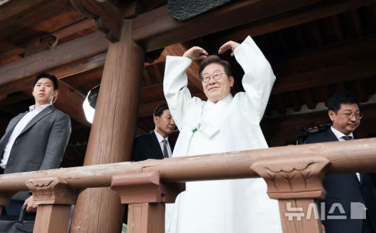 [전주=뉴시스] 조성우 기자 = 이재명 더불어민주당 대선 후보가 16일 오후 전북특별자치도 전주시 와산구 청연루에서 K-컬처 ‘전통의 소리를 잇다-청년 국악인과의 간담회‘를 마친 뒤 행사장을 떠나며 시민들에게 인사하고 있다. (공동취재) 2025.05.16. photo@newsis.com
