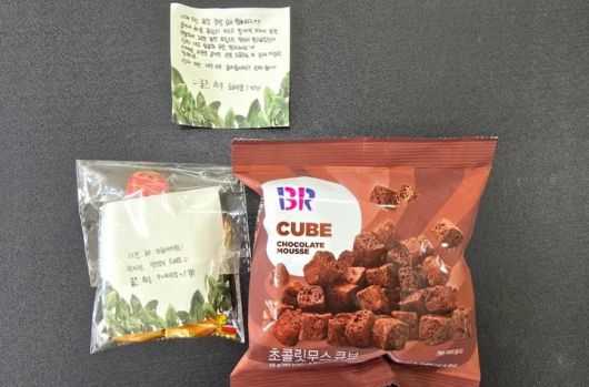 [서울=뉴시스] 학생이 빌려줬던 우산과 함께 손 편지와 간식이 담긴 봉투를 전했다.(사진=아프니까 사장이다 갈무리) *재판매 및 DB 금지