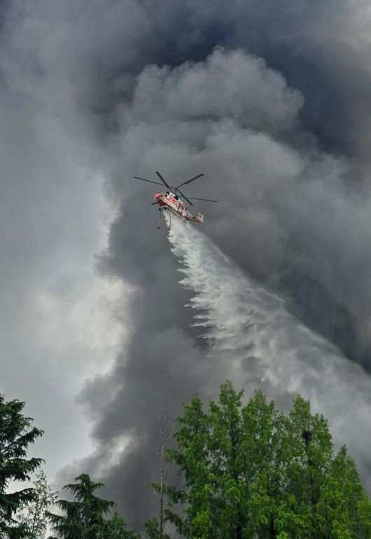 [광주=뉴시스] 17일 오전 광주 광산구 소촌동 금호타이어 광주공장에서 화재가 발생해 소방 헬기가 투입돼 불을 끄고 있다. (사진=광산구 제공) 2025.05.17. photo@newsis.com *재판매 및 DB 금지