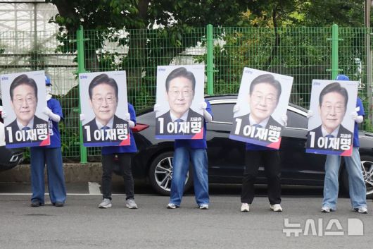 [제주=뉴시스] 양영전 기자 = 더불어민주당 제주선대위가 17일 오전 제주시 도두일동 제주오일시장에서 이재명 후보 지지를 호소하고 있다. 2025.05.17. 0jeoni@newsis.com